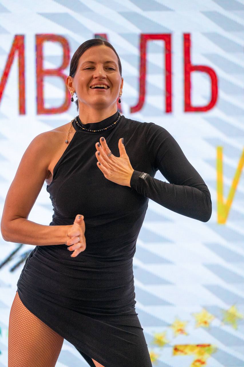 Валерия Ефремова танцует на сцене фестиваля